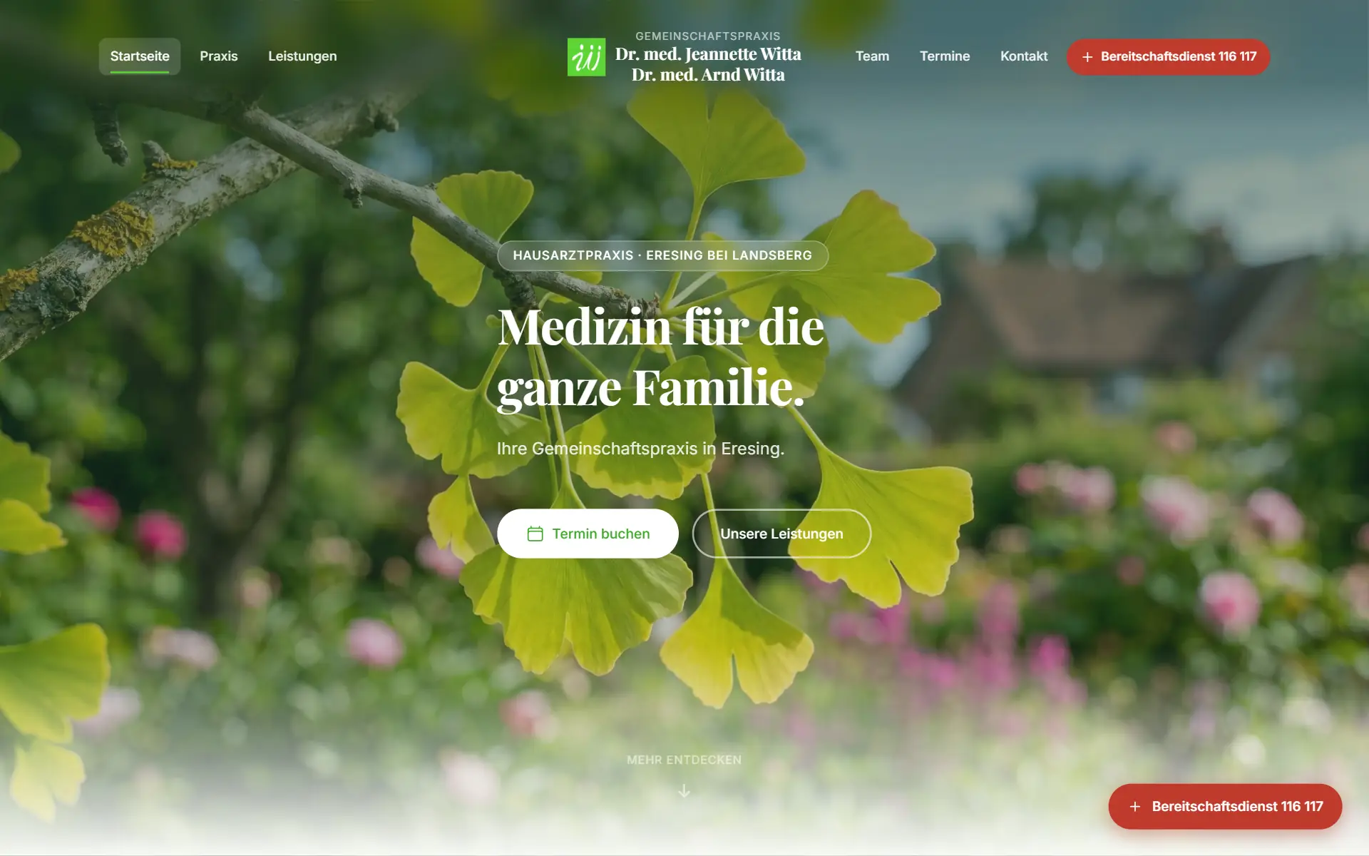 Startseite der Praxis-Website mit Ginkgo-Motiv, der Überschrift „Medizin für die ganze Familie.“ und dem Knopf zur Terminbuchung.